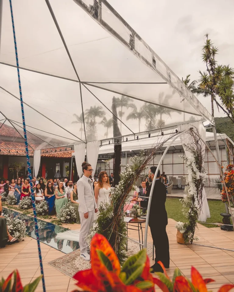 Espaço da cerimônia sob a tenda, com os convidados e o altar